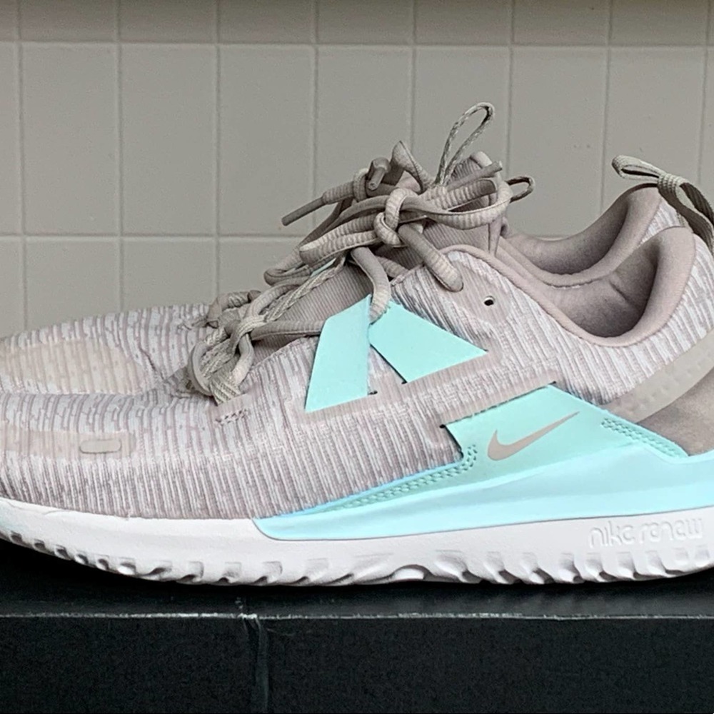 Women's Nike Renew Arena Running Shoes Teal Tint/Moon SIZE 9 EXCELLENT CONDITION